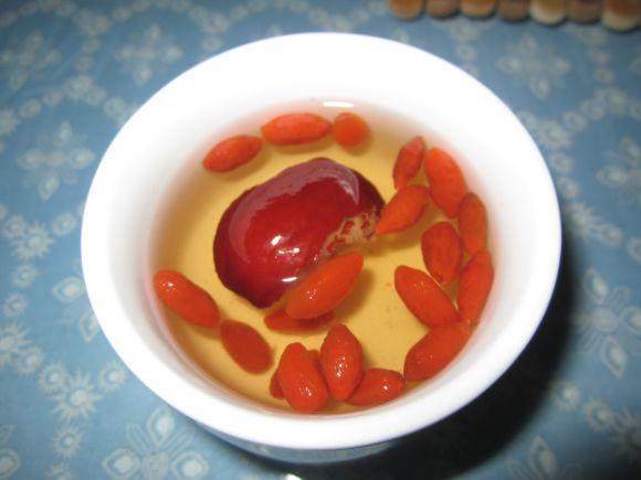 枸杞直接吃好還是泡水喝好？中醫(yī)專家終于給出答案了