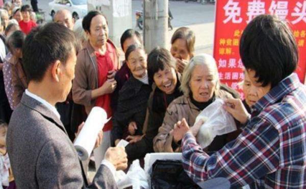 杭州女子愛(ài)心饅頭不再送，只因人們實(shí)在太貪婪！