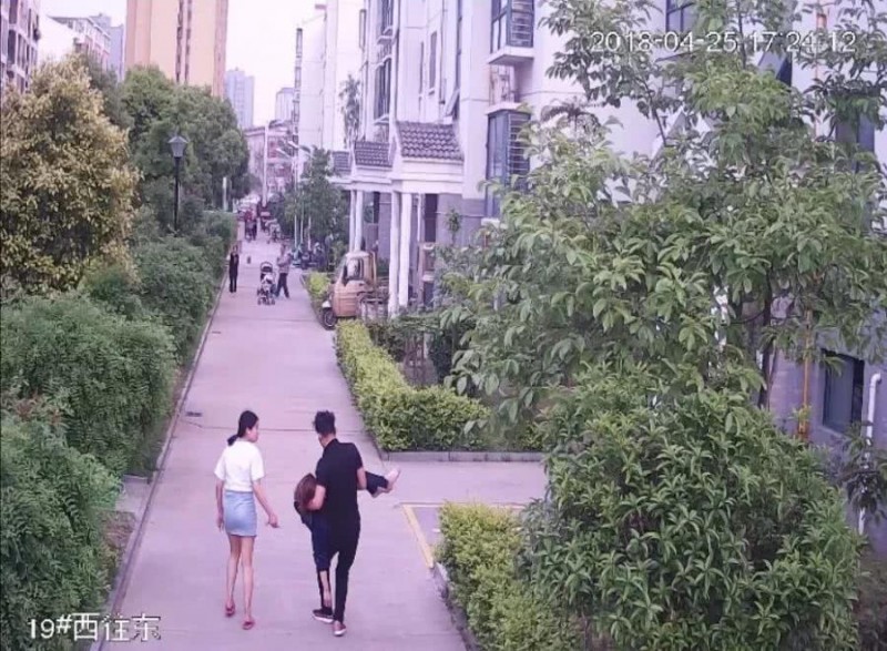李芳跳下后，張軍和室友下樓匆忙送李芳去醫(yī)院。受訪者供圖