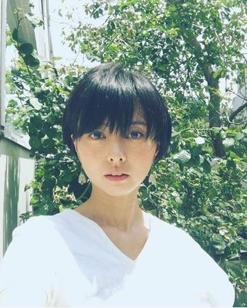 女星生二胎帶全家吃自己的胎盤，連兩歲大的長女都跟著一起吃