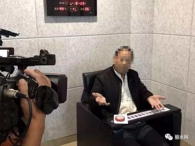 此案犯罪嫌疑人潘某勇，正在回答審訊警官和現(xiàn)場記者的提問。