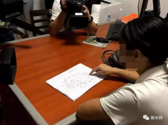 此案犯罪嫌疑人石某琴，用警方繪制的關(guān)系網(wǎng)，進(jìn)一步向記者說明此案經(jīng)過。