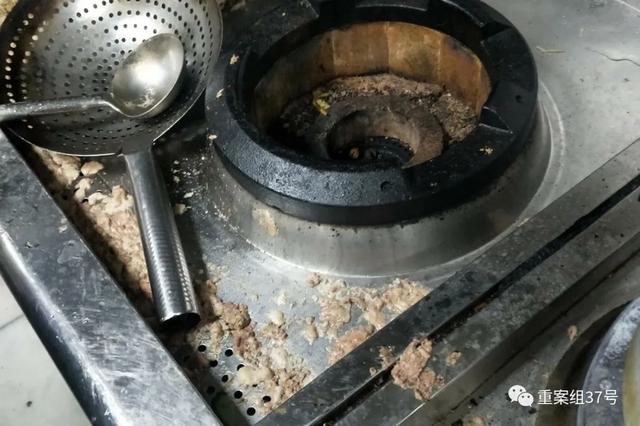 6月30日，胖哥倆肉蟹煲合生匯店，灶臺上的污漬長時間無人清理，勺子也會堆積在灶臺上