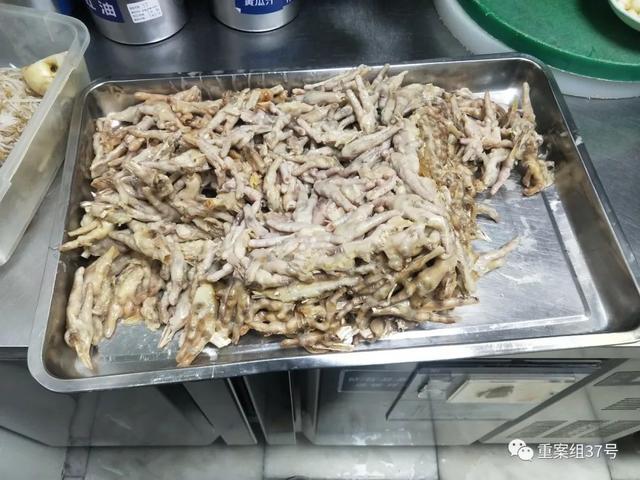胖哥倆肉蟹煲合生匯店，當(dāng)天剩下的熟雞爪，留到第二天經(jīng)過熱水清洗后，繼續(xù)給顧客食用