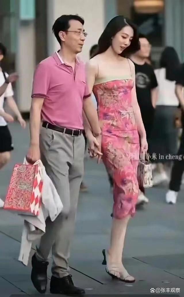 國企領(lǐng)導(dǎo)與女同事牽手逛街 被免職 拍攝時(shí)并未拒絕